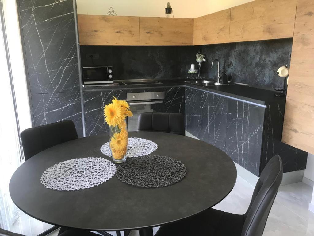 Hedonist-Luxury 2 Bedroom Apartment With Private Hot Tub, Garden And Free Parking Trogir Eksteriør billede