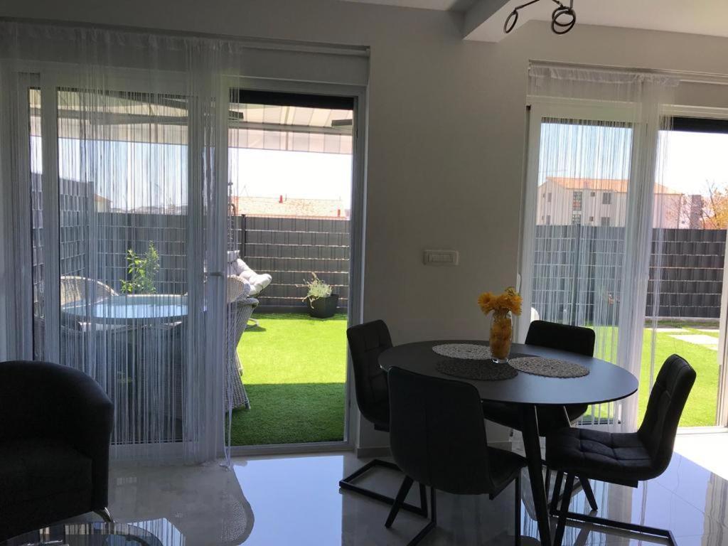 Hedonist-Luxury 2 Bedroom Apartment With Private Hot Tub, Garden And Free Parking Trogir Eksteriør billede