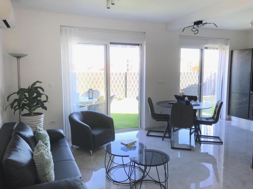 Hedonist-Luxury 2 Bedroom Apartment With Private Hot Tub, Garden And Free Parking Trogir Eksteriør billede