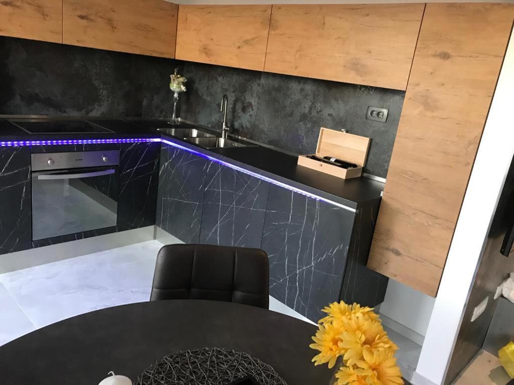 Hedonist-Luxury 2 Bedroom Apartment With Private Hot Tub, Garden And Free Parking Trogir Eksteriør billede