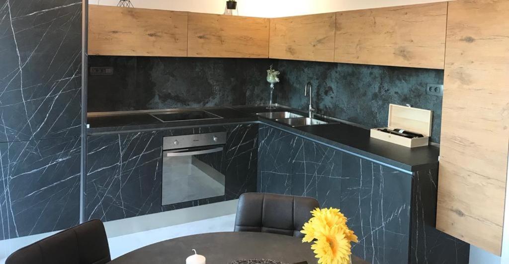 Hedonist-Luxury 2 Bedroom Apartment With Private Hot Tub, Garden And Free Parking Trogir Eksteriør billede