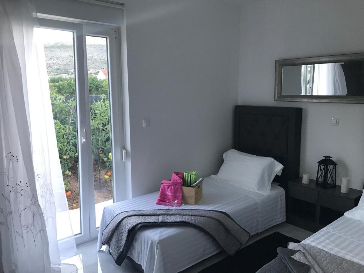 Hedonist-Luxury 2 Bedroom Apartment With Private Hot Tub, Garden And Free Parking Trogir Eksteriør billede