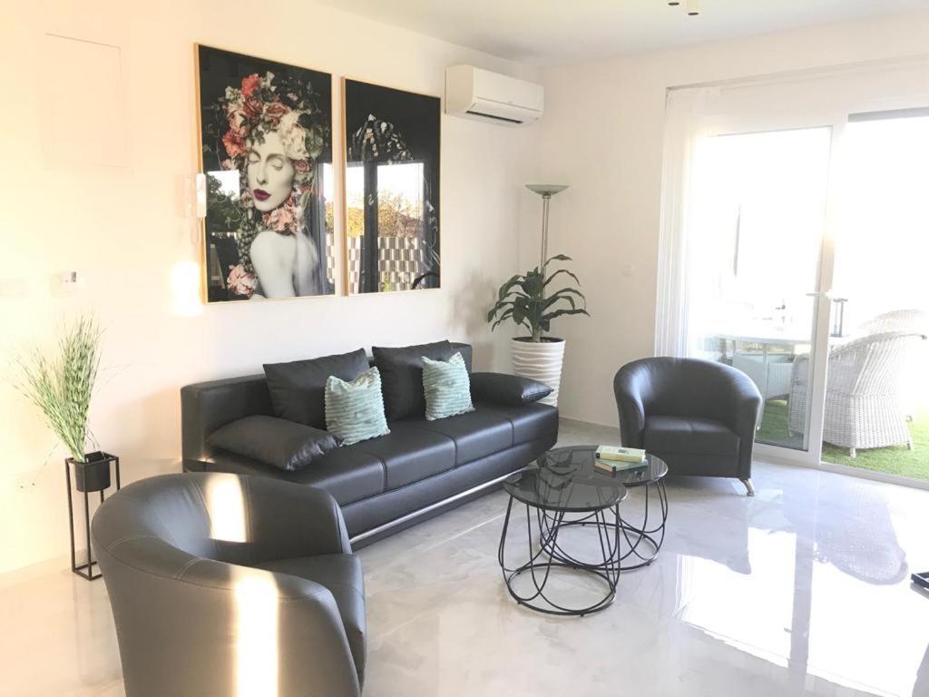 Hedonist-Luxury 2 Bedroom Apartment With Private Hot Tub, Garden And Free Parking Trogir Eksteriør billede
