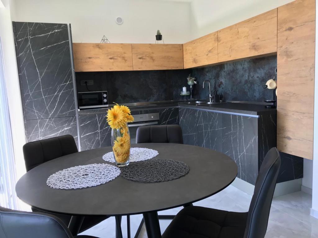 Hedonist-Luxury 2 Bedroom Apartment With Private Hot Tub, Garden And Free Parking Trogir Eksteriør billede