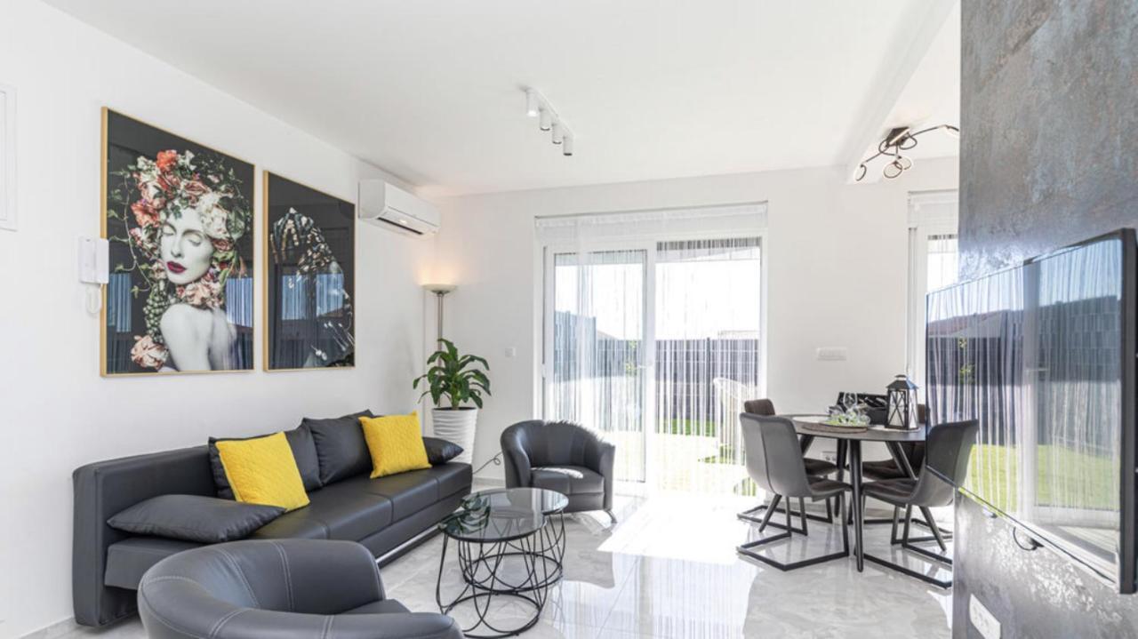 Hedonist-Luxury 2 Bedroom Apartment With Private Hot Tub, Garden And Free Parking Trogir Eksteriør billede
