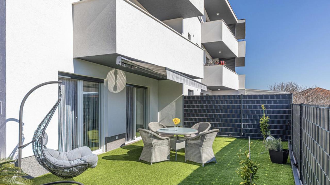Hedonist-Luxury 2 Bedroom Apartment With Private Hot Tub, Garden And Free Parking Trogir Eksteriør billede