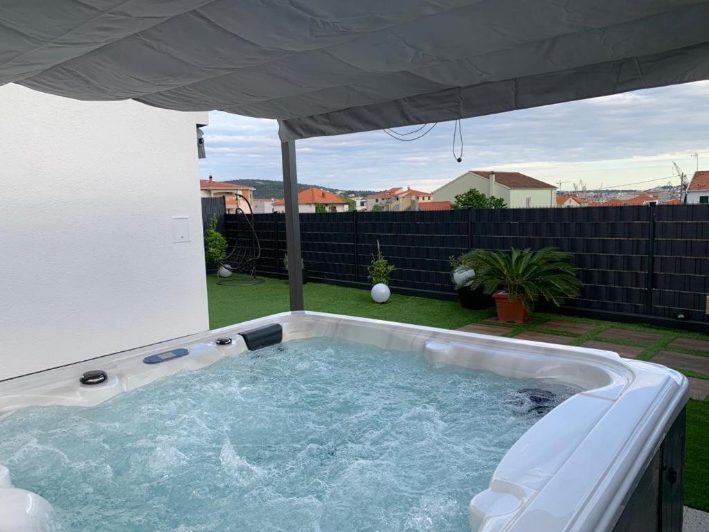 Hedonist-Luxury 2 Bedroom Apartment With Private Hot Tub, Garden And Free Parking Trogir Eksteriør billede
