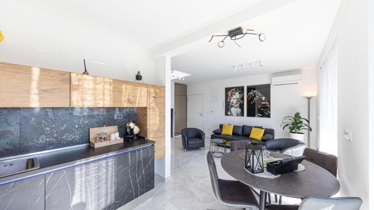 Hedonist-Luxury 2 Bedroom Apartment With Private Hot Tub, Garden And Free Parking Trogir Eksteriør billede