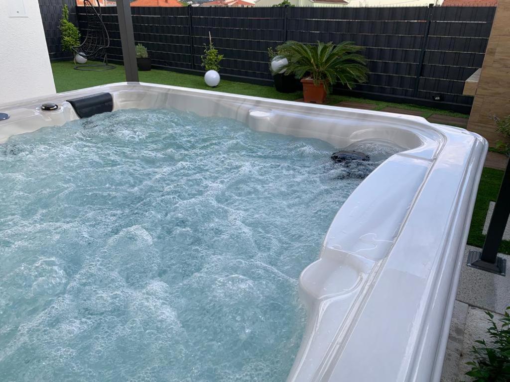 Hedonist-Luxury 2 Bedroom Apartment With Private Hot Tub, Garden And Free Parking Trogir Eksteriør billede