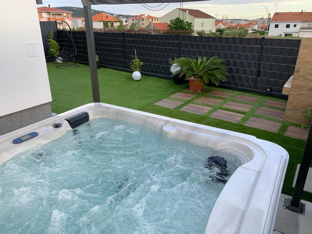 Hedonist-Luxury 2 Bedroom Apartment With Private Hot Tub, Garden And Free Parking Trogir Eksteriør billede