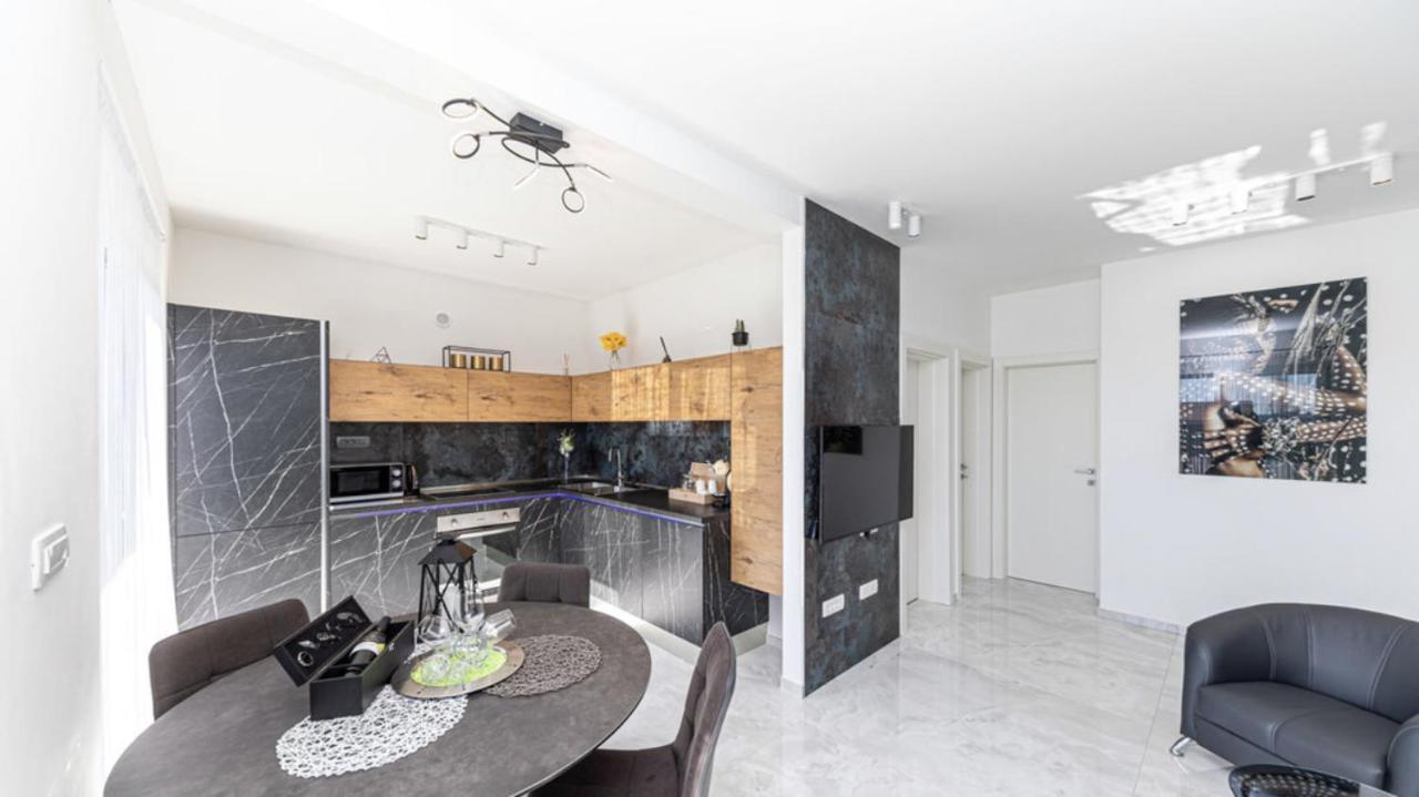 Hedonist-Luxury 2 Bedroom Apartment With Private Hot Tub, Garden And Free Parking Trogir Eksteriør billede