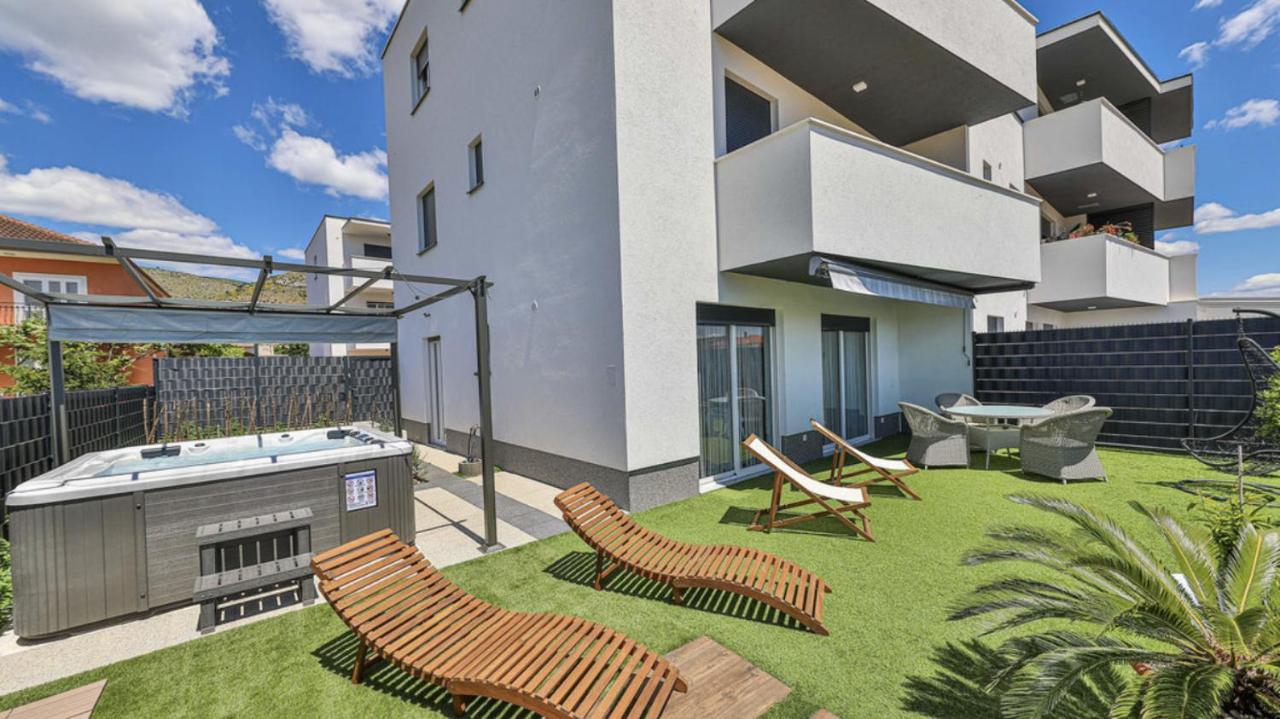 Hedonist-Luxury 2 Bedroom Apartment With Private Hot Tub, Garden And Free Parking Trogir Eksteriør billede