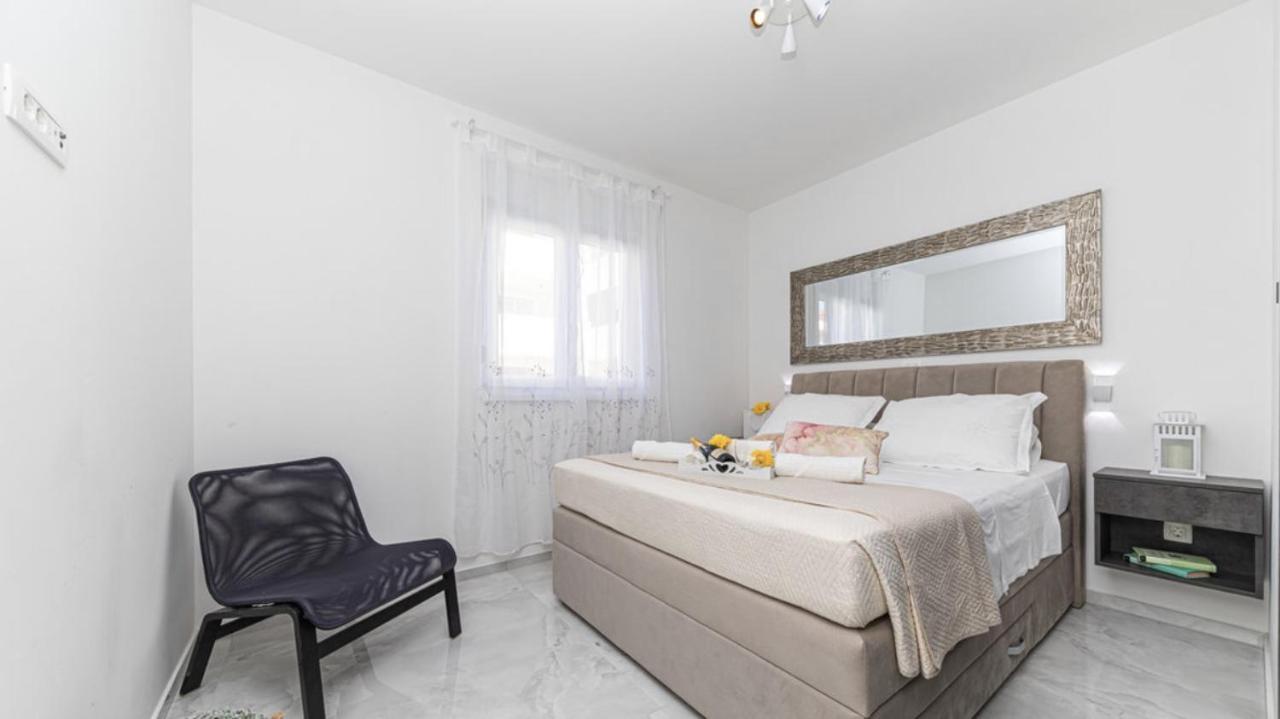 Hedonist-Luxury 2 Bedroom Apartment With Private Hot Tub, Garden And Free Parking Trogir Eksteriør billede